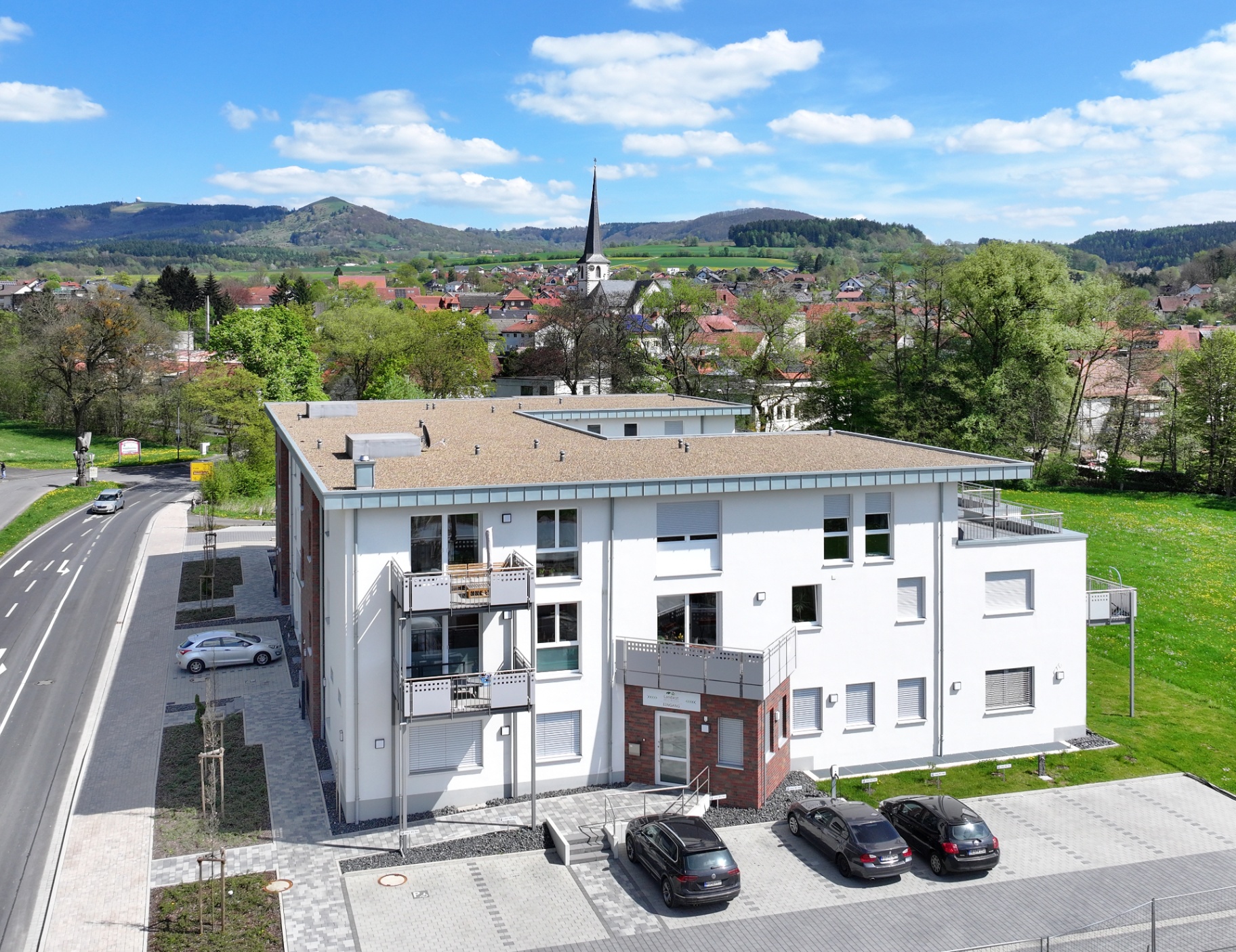 Landarzt MVZ Rhön – Gebäude vor der Rhön-Silhouette